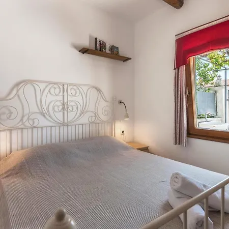 Vakantiehuis Lovely In With Kitchen Pula