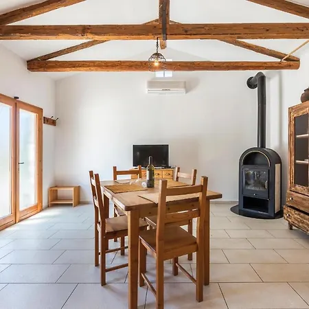 Lovely In With Kitchen Pula