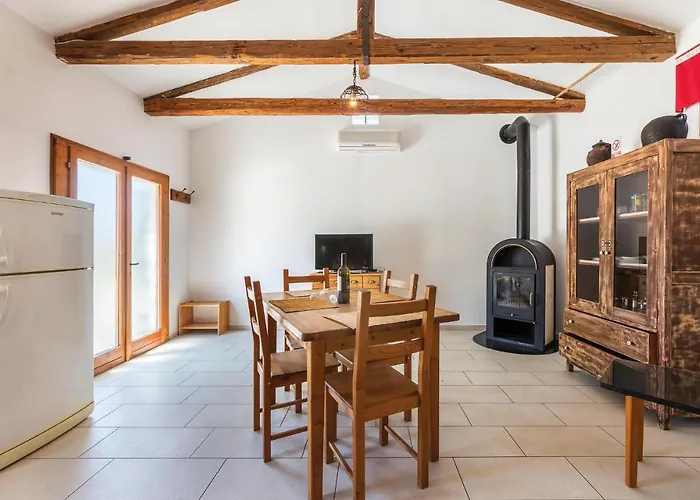 Lovely In With Kitchen Pula